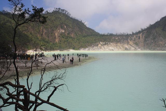 Potret Kawah Putih dan Gunung Patuha (unsplash.com/meshdamus)