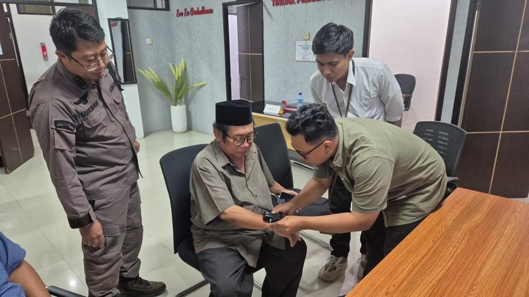 Tahanan Kota, Eks Bupati Lombok Tengah Dipasangkan Pengawas Elektronik