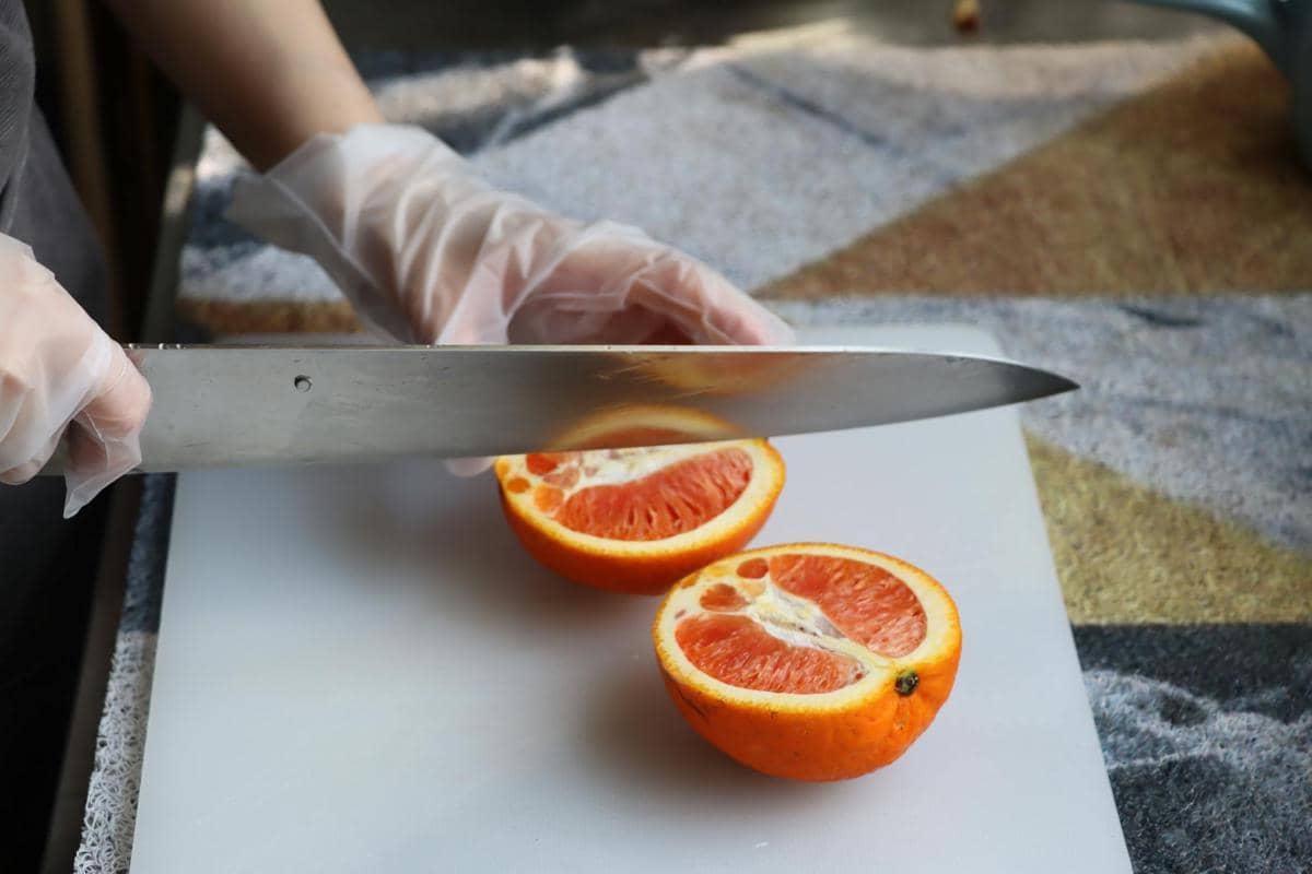 Ilustrasi memotong buah jeruk