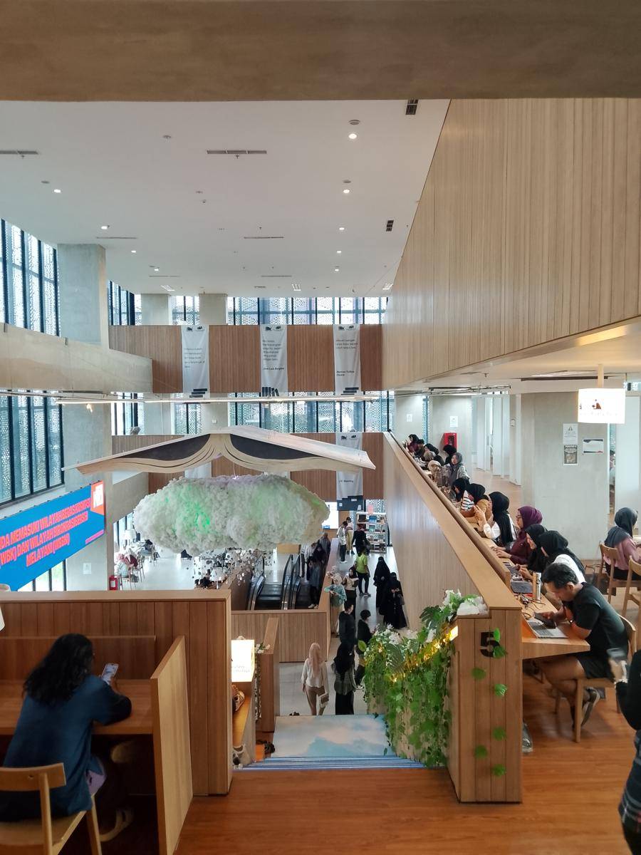 Suasana Perpustakaan Taman Ismail Marzuki Fotografi By Nindi