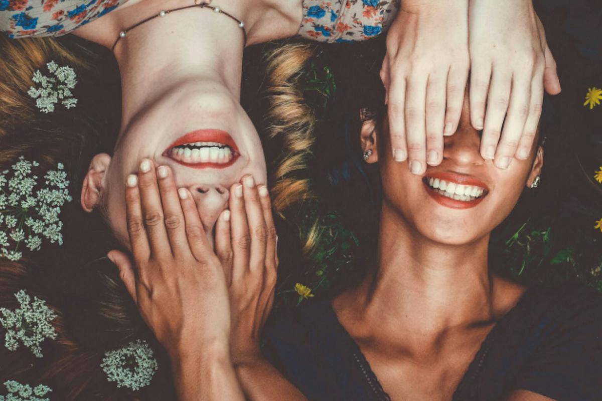 ilustrasi tersenyum (unsplash.com/Sam McNamara)