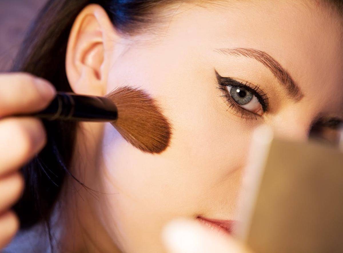 ilustrasi menggunakan sunburnt blush (pexels.com/Aleks)
