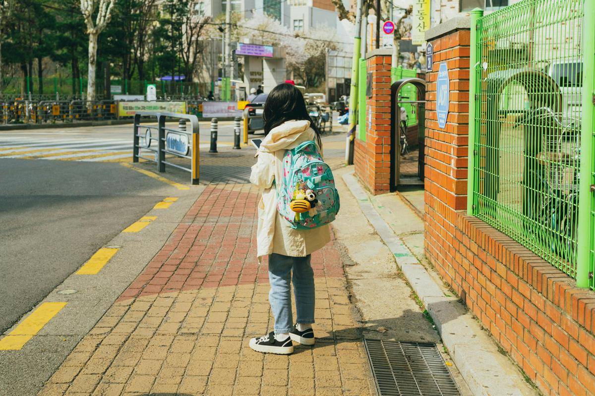 ilustrasi mengikuti anak ke sekolah (pexels.com/Khanh Nguyen)