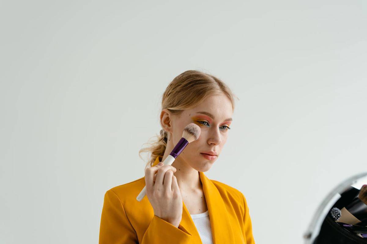 ilustrasi menggunakan sunburnt blush (pexels.com/MART PRODUCTION)