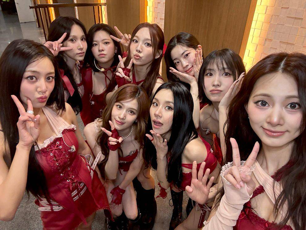 TWICE (instagram.com/twicetagram)