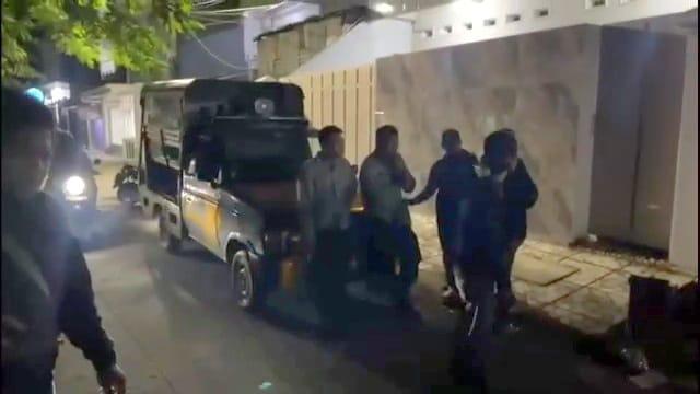 Asrama mahasiswa di Jalan Adipura Raya, Kecamatan Panakkukang, Kota Makassar, diserang puluhan orang misterius pada Jumat (4/7/2025) dini hari/Istimewa
