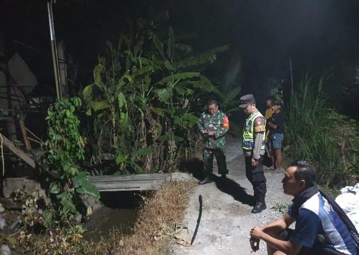 Polisi dibantu TNI lakukan olah TKP di kandang ayam terbakar. IDN Times/Istimewa.