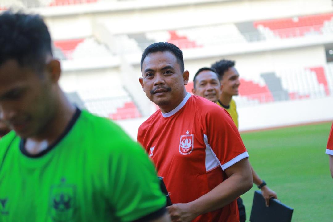 Psis, ega raka galih, asisten pelatih psis