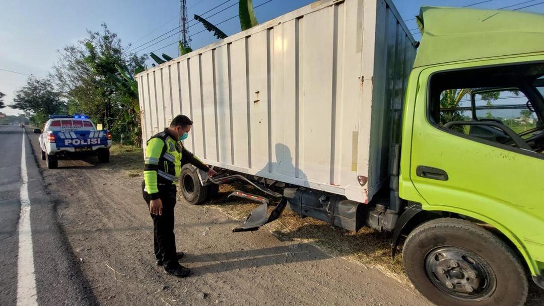 Adu Banteng Vario vs Truk Boks di Ngawi, Pengendara Motor Tewas