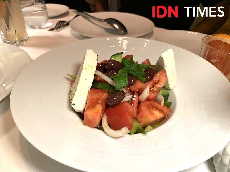 Potret greek salad (IDN Times/Fasrinisyah Suryaningtyas)