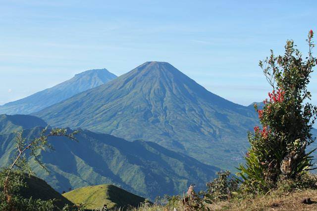 Potret Gunung Merapi dan Gunung Merbabu (unsplash.com/hanhdyt)