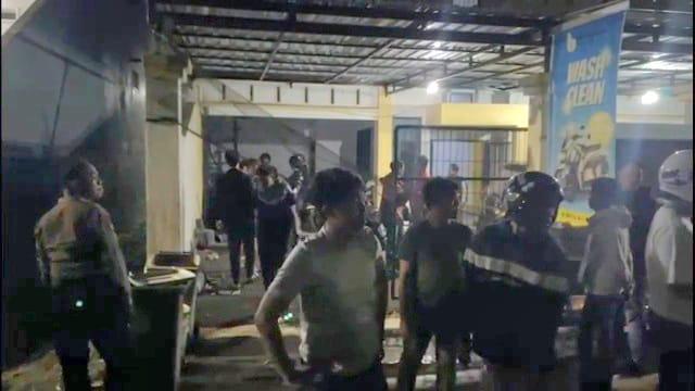 Asrama mahasiswa di Jalan Adipura Raya, Kecamatan Panakkukang, Kota Makassar, diserang puluhan orang misterius pada Jumat (4/7/2025) dini hari/Istimewa