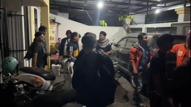 Asrama mahasiswa di Jalan Adipura Raya, Kecamatan Panakkukang, Kota Makassar, diserang puluhan orang misterius pada Jumat (4/7/2025) dini hari/Istimewa