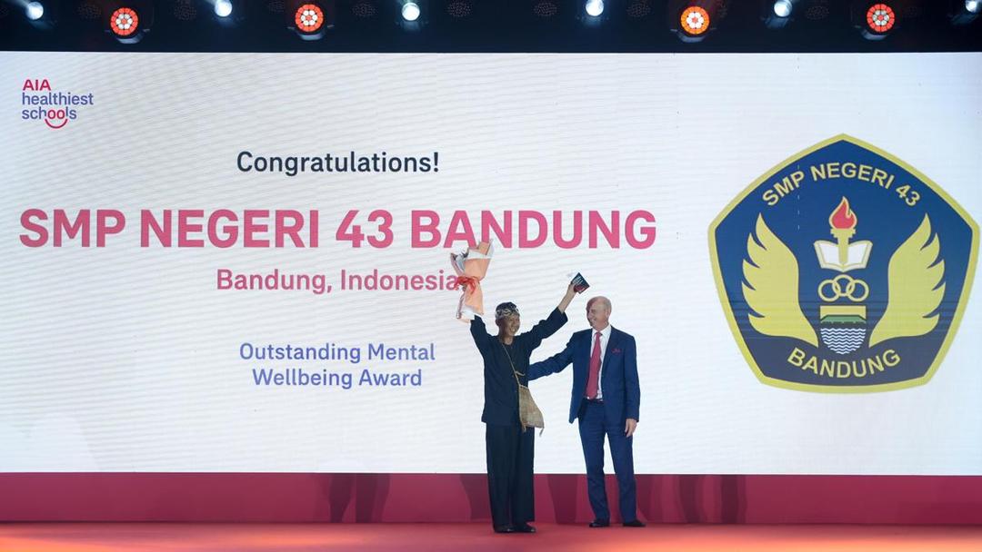 Mental Wellbeing Award – SMP Negeri 43 Bandung -Indonesia with AIA Garth Jones w.jpeg
