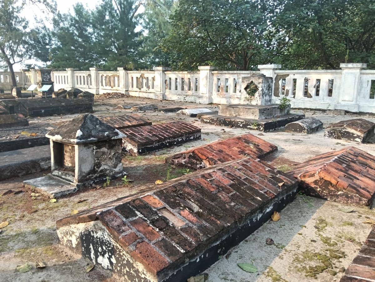 ilustrasi makam kuno Belanda di Pulau Onrust (dok.pribadi/Ariel Guslandi)