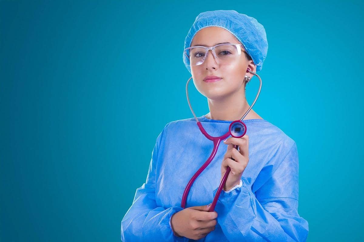 Alasan Kenapa Seragam Dokter Bedah Berwarna Hijau atau Biru, Bukan Putih