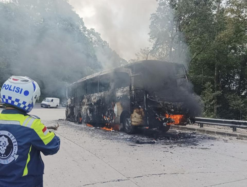 Bawa Ibu-ibu Tamasya, Bus Pariwisata Tujuan Berastagi Ludes Terbakar