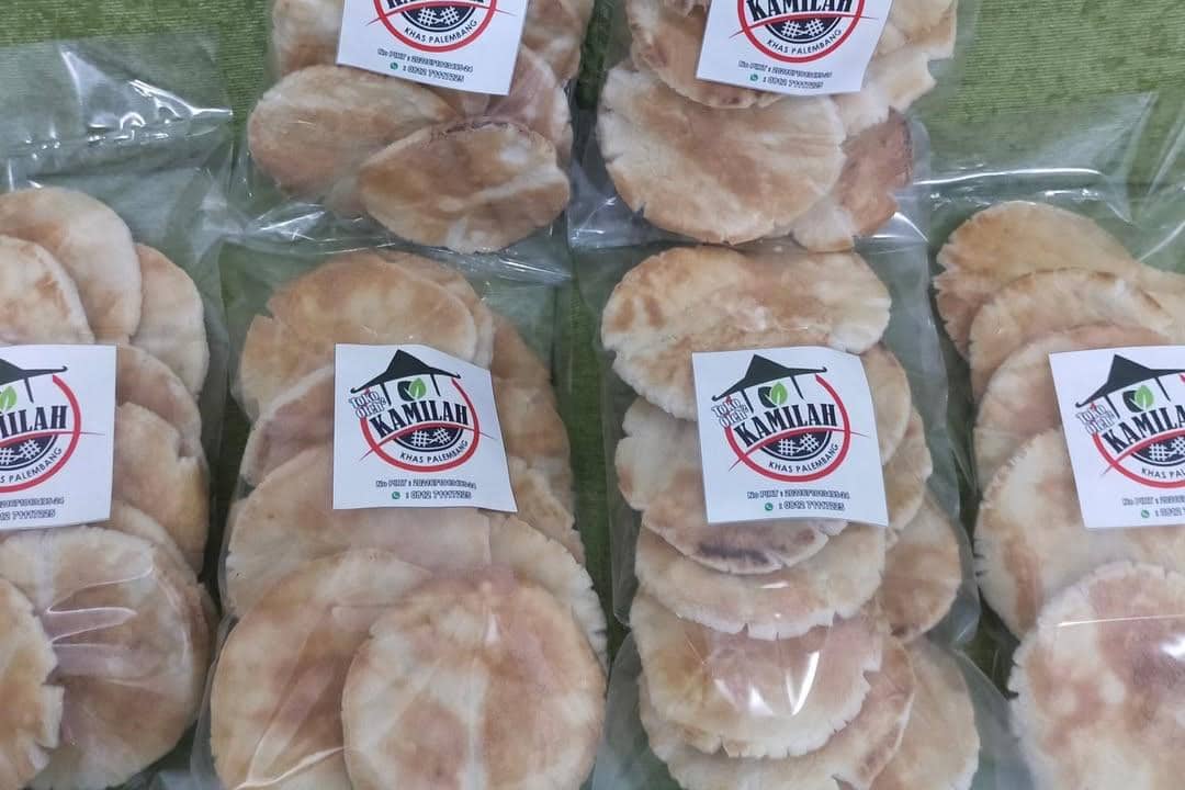 Kemplang panggang khas Palembang tersaji bertumpuk dalam kemasan plastik bening sebagai pilihan oleh-oleh.