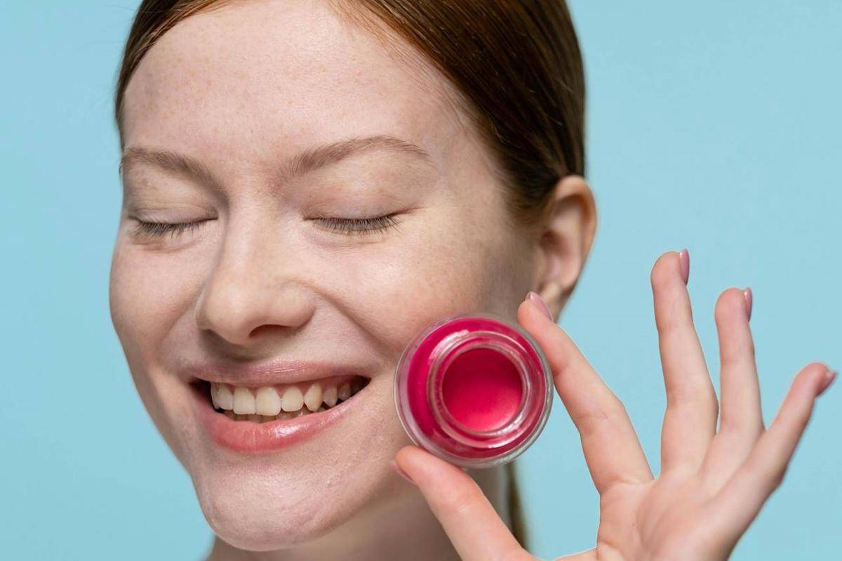 ilustrasi memilih blush on sesuai warna kulit (pexels.com/Ron Lach)