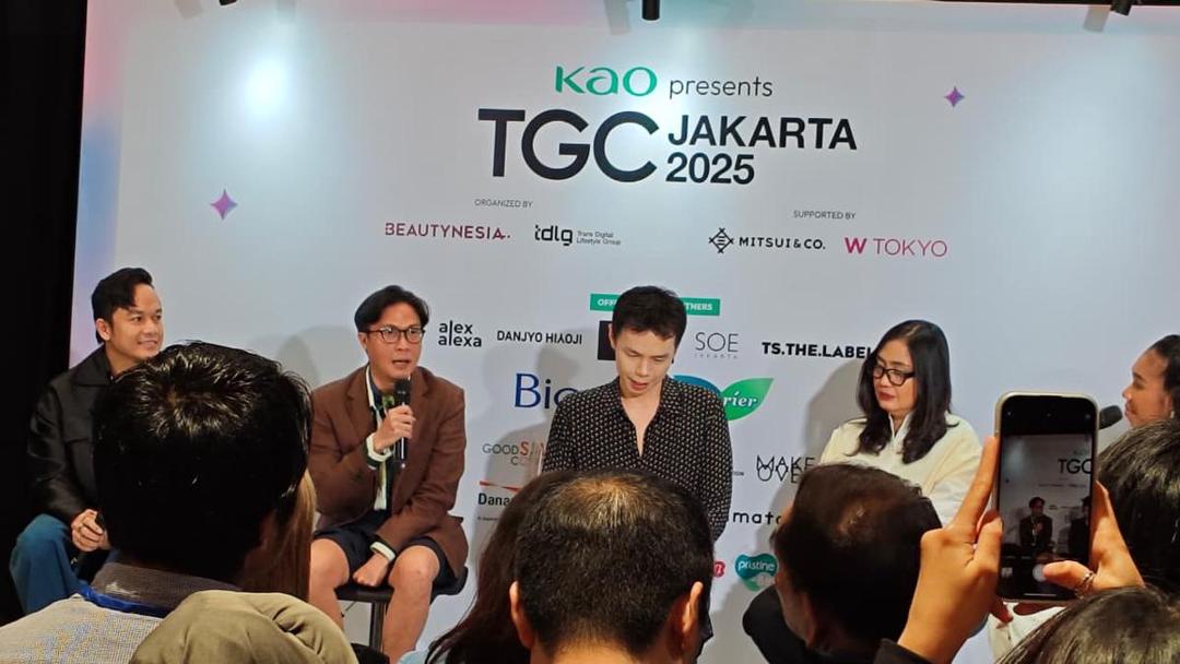 Dana Maulana (kedua dari kiri) di momen konferensi pers "KAO presents TGC Jakarta 2025: A Stage for Every Woman to Shine” pada Sabtu (5/7/2025) di JCC Jakarta. (IDN Times/Febriyanti Revitasari)