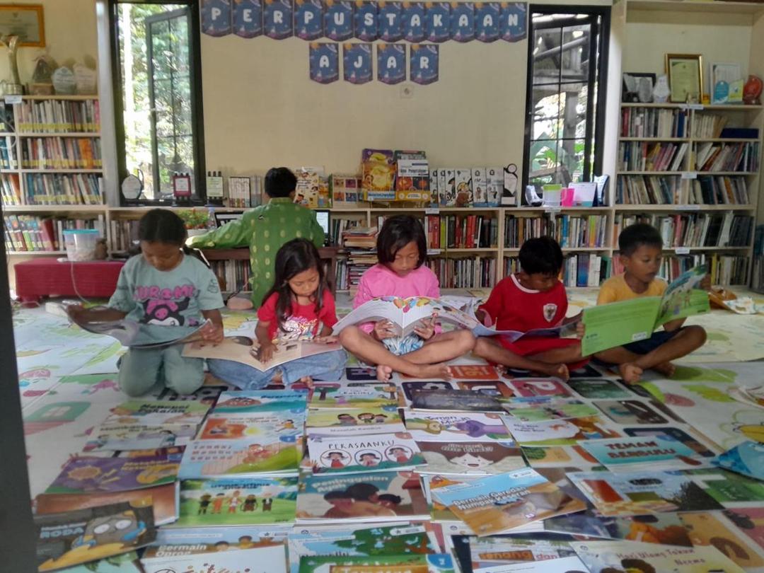 Perpustakaan, klub baca, gerakan literasi