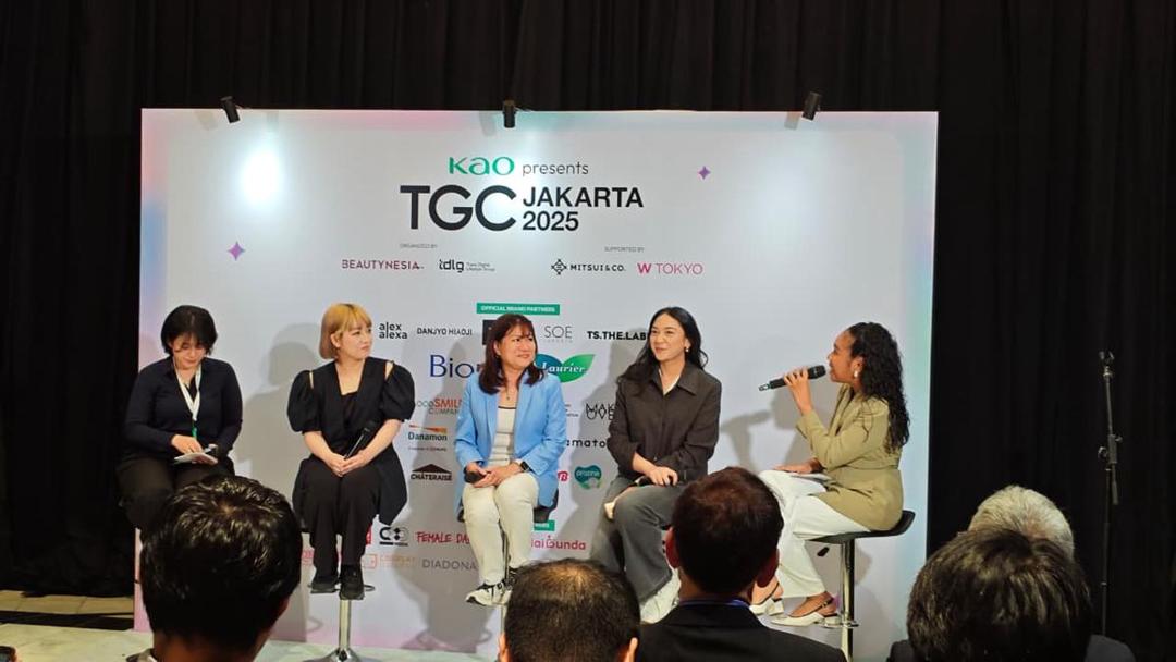 Putri Tanjung (kedua dari kanan) di momen konferensi pers "KAO presents TGC Jakarta 2025: A Stage for Every Woman to Shine” pada Sabtu (5/7/2025) di JCC Jakarta. (IDN Times/Febriyanti Revitasari)