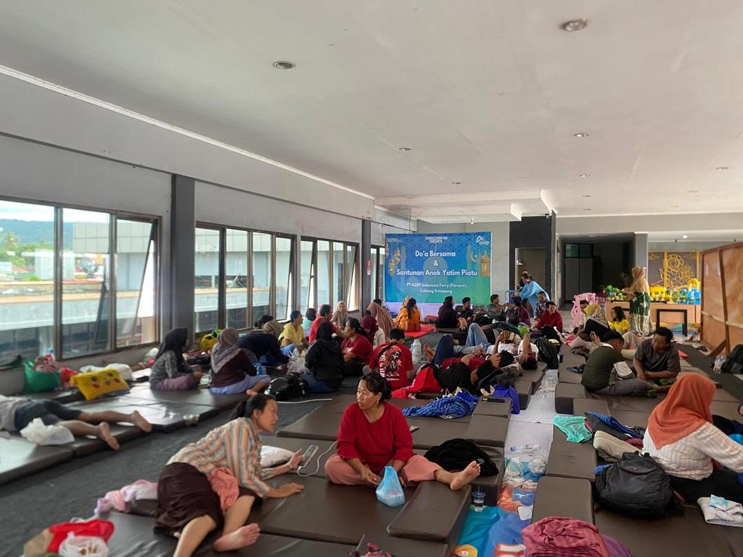 [FOTO] Keluarga Korban KMP Tunu Pratama Jaya Menanti Kabar