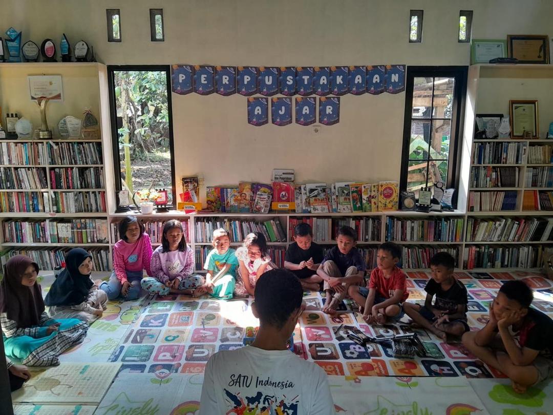 Perpustakaan, klub baca, gerakan literasi