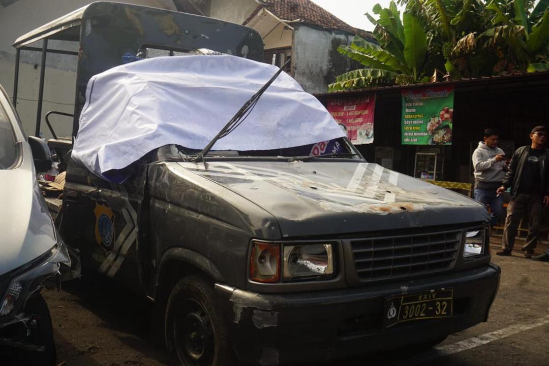Mobil polisi yang dirusak sejumlah pengemudi ojol di Sleman.jpeg
