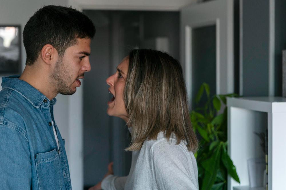5 Cara Mengelola Emosi Saat Terlibat Argumen Panas dengan Pasangan