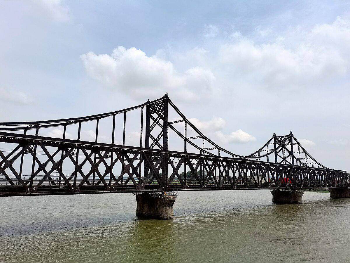 potret Jembatan Persahabatan China—Korea yang terletak di atas Sungai Yalu