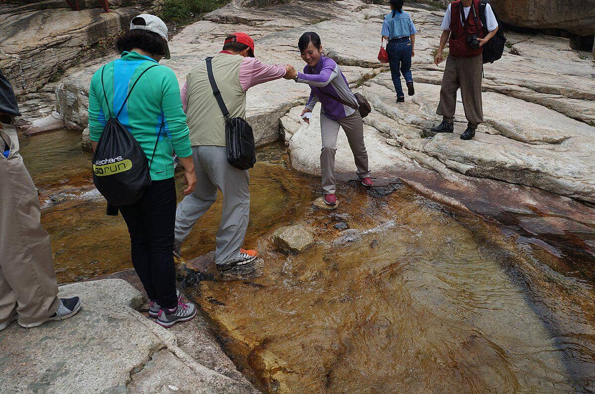 potret sekelompok wisatawan di Gunung Kumgang Dalam 