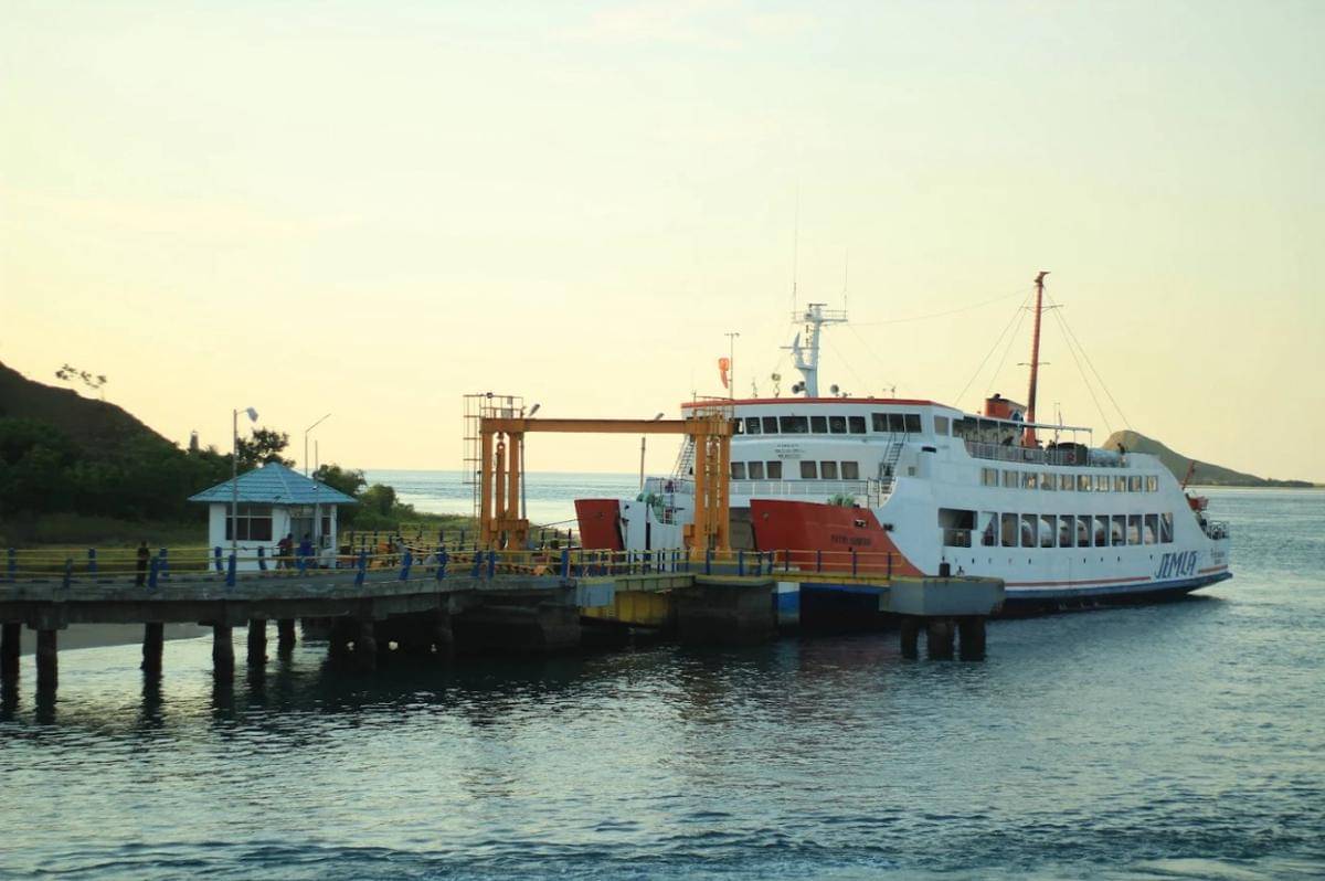 Kapal ASDP di Pelabuhan Poto Tano