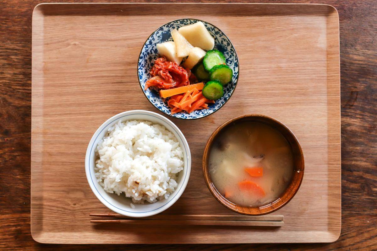 ilustrasi makanan Jepang dengan tsukemono (unsplash.com/Takafumi Yamashita)