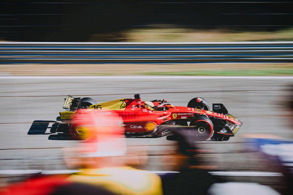 ilustrasi ban soft compound pada mobil balap F1 (pexels.com/Jenda Kubes)