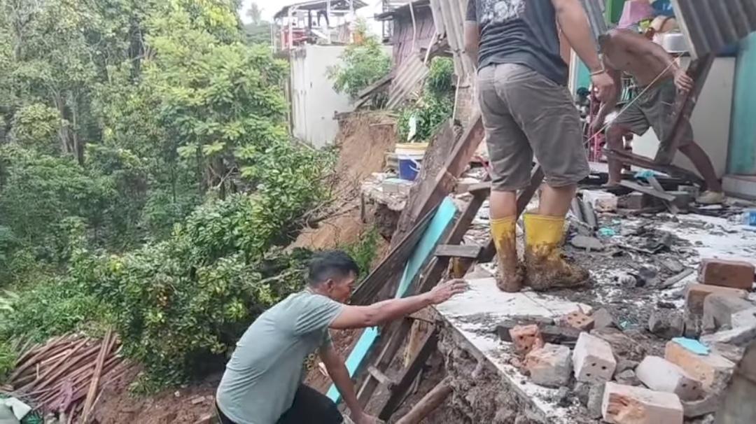 Longsor di OKU Sebabkan 2 Rumah Ambruk Ke Sungai, Bagian Dapur Hancur