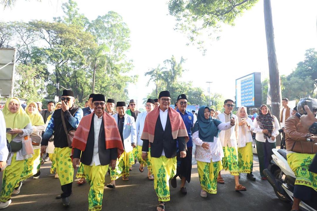 52879ribuan-warga-meriahkan-jalan-sarungan-festival-al-a-zhom-2025-kota-tangerang-52879.jpeg