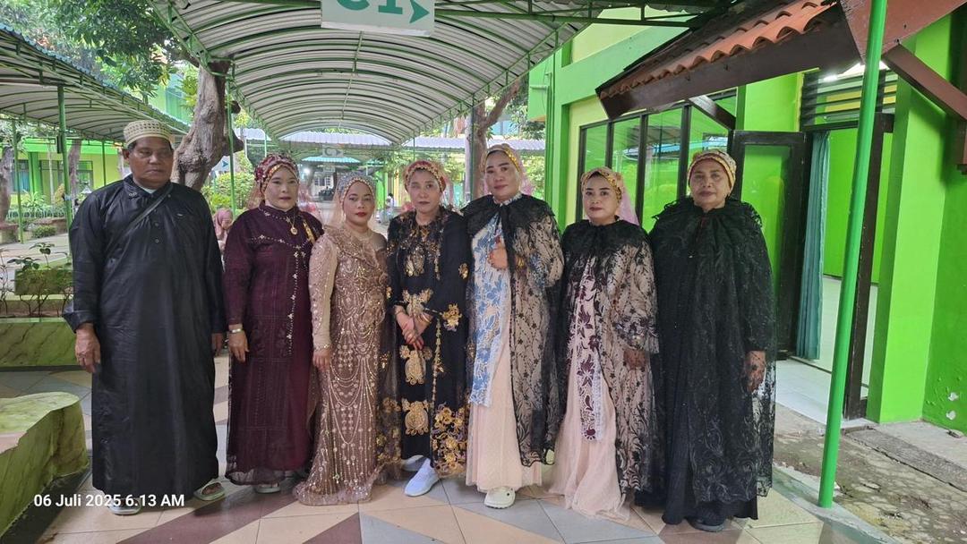 Unik! Jemaah Haji Debarkasi Surabaya Asal NTT Dandan Bak Raja dan Ratu