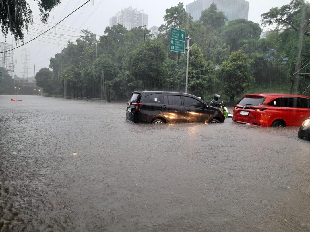 Hujan Lebat Guyur Jakarta, Jalan DI Panjaitan Terendam Banjir 45 Cm