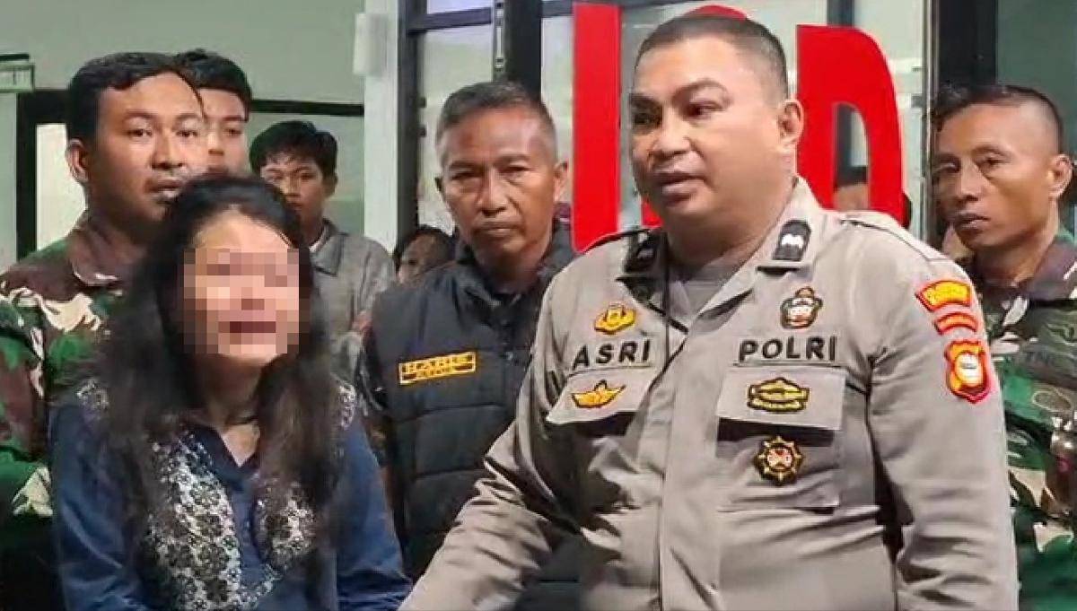 Tangkapan layar video Ibu muda yang diduga membunuh bayinya dengan toples saat diamankan pihak kepolisian. IDN Times/Darsil Yahya