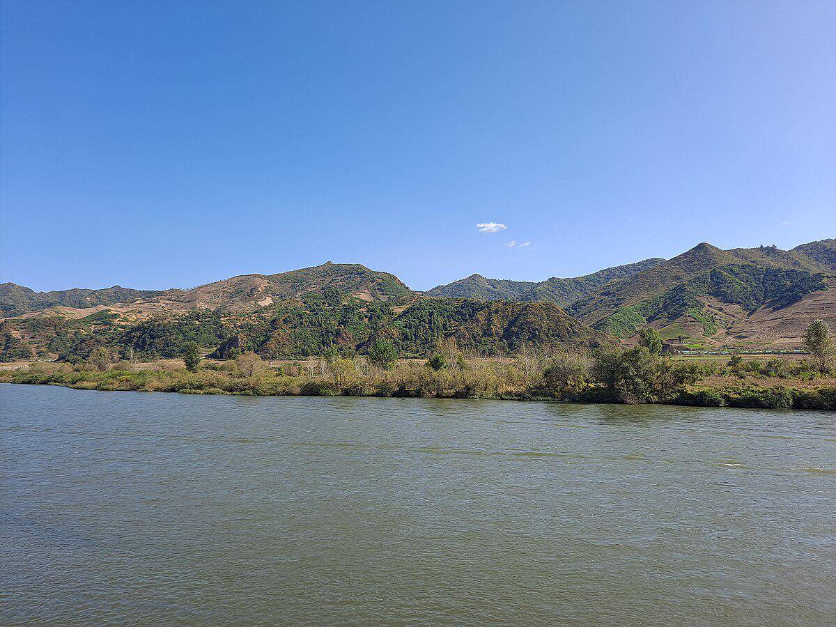 Pemandangan Sungai Yalu yang menghadap ke Ji'an, Provinsi Jilin.