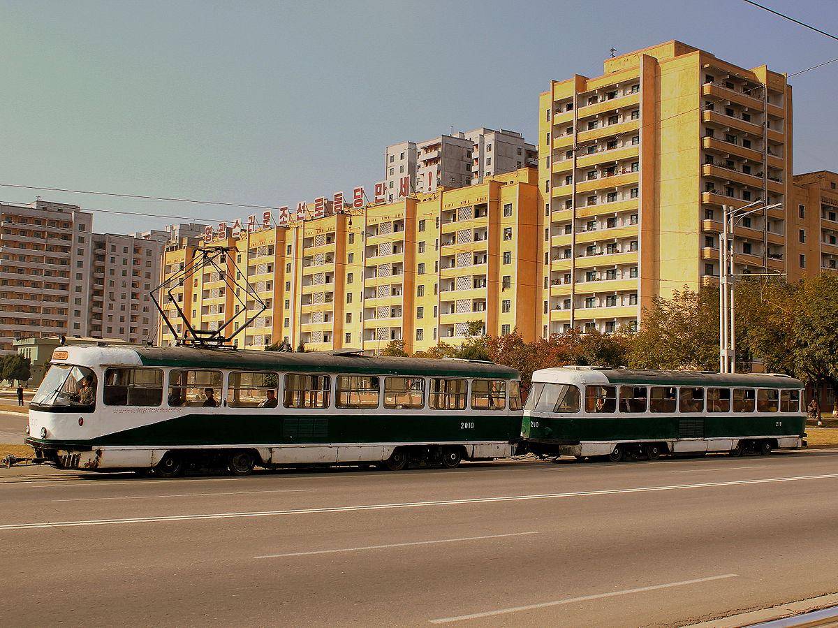 potret trem Tatra berwarna hijau tua di Pyongyang