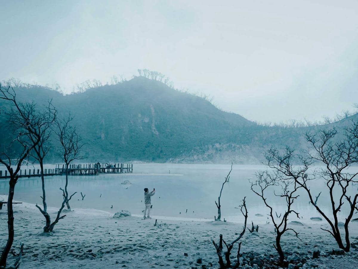 Kawah Putih Ciwidey, Bandung (unsplash.com/Panji Adhi)
