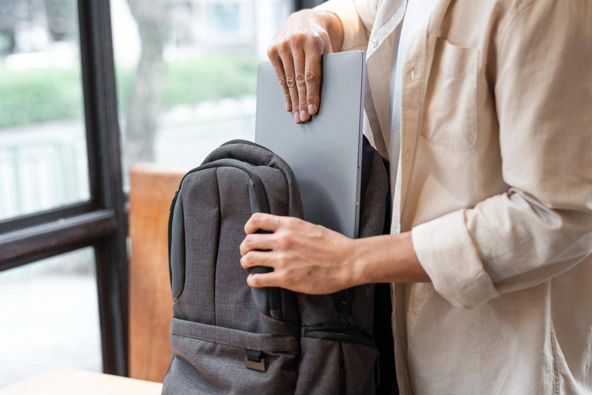 Ilustrasi memasukkan laptop ke dalam tas (freepik.com/rawpixel.com)