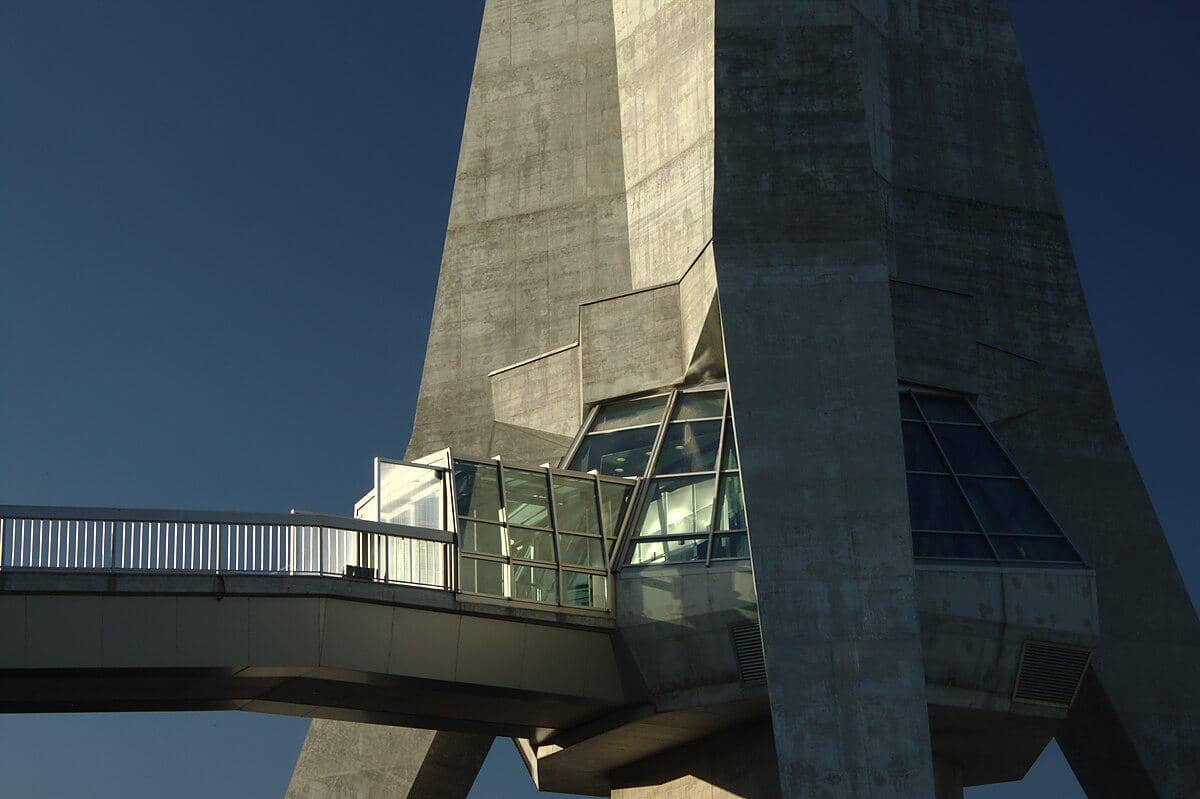 potret dasar Menara Avala 