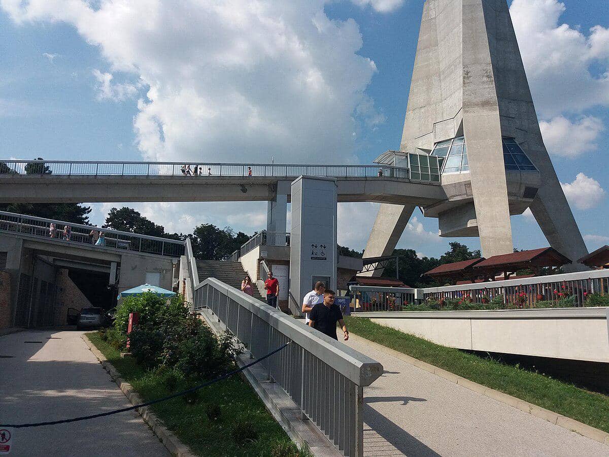 potret bagian bawah Menara Avala 