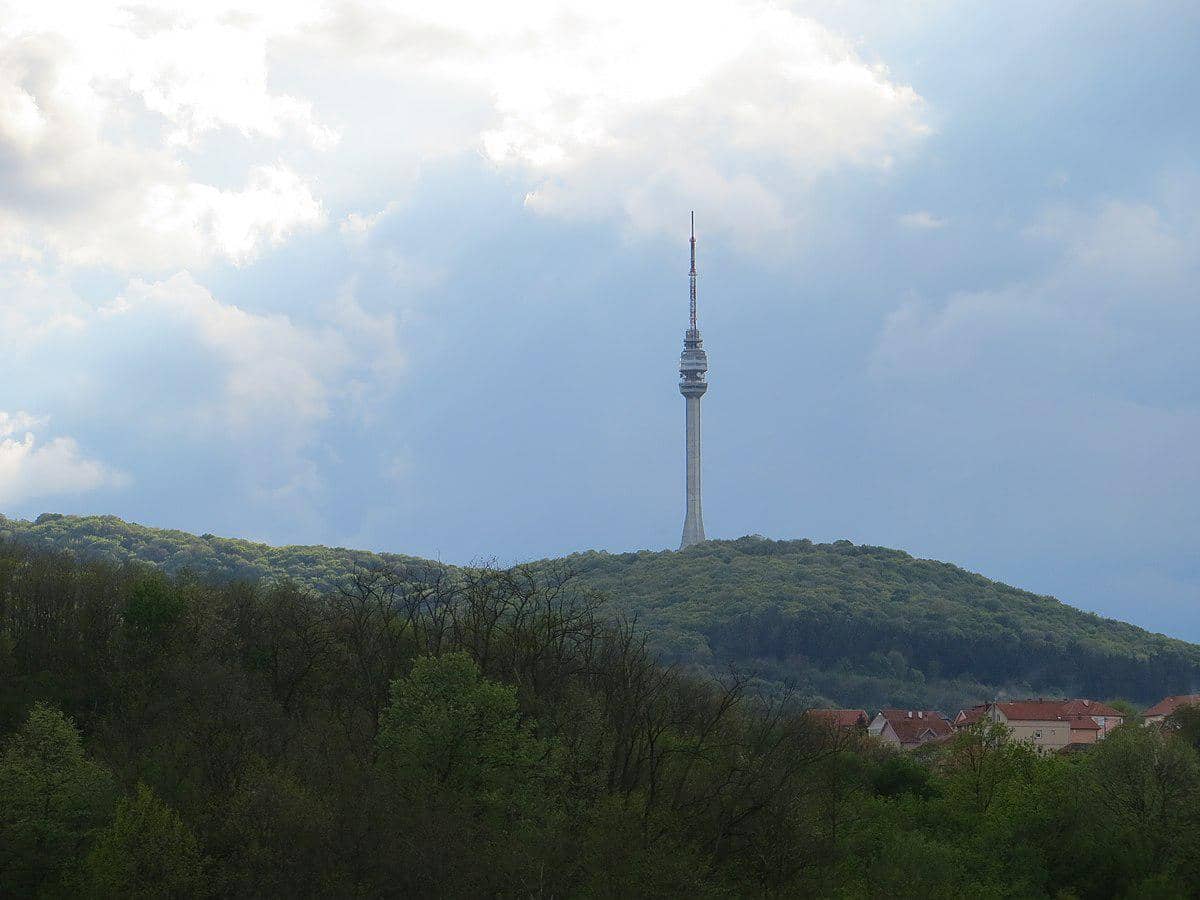 Pemandangan Menara Avala dari kejauhan.