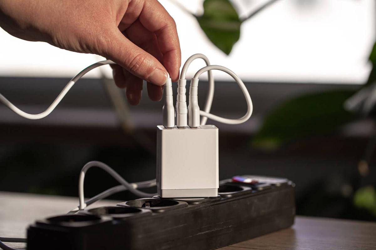 ilustrasi charging (freepik.com/pvproductions)