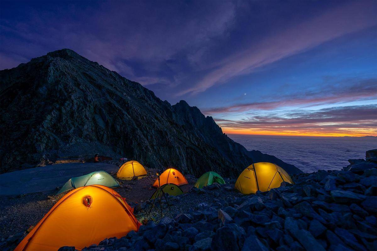 Ilustrasi tenda camping (pixabay.com/Kanenori)