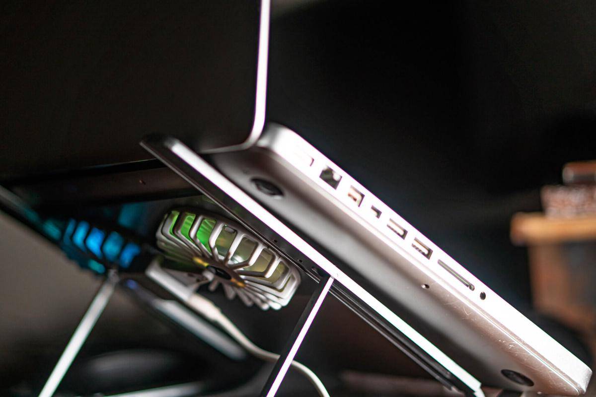 ilustrasi cooling fan laptop (vecteezy.com/Wayan Sudaharta)
